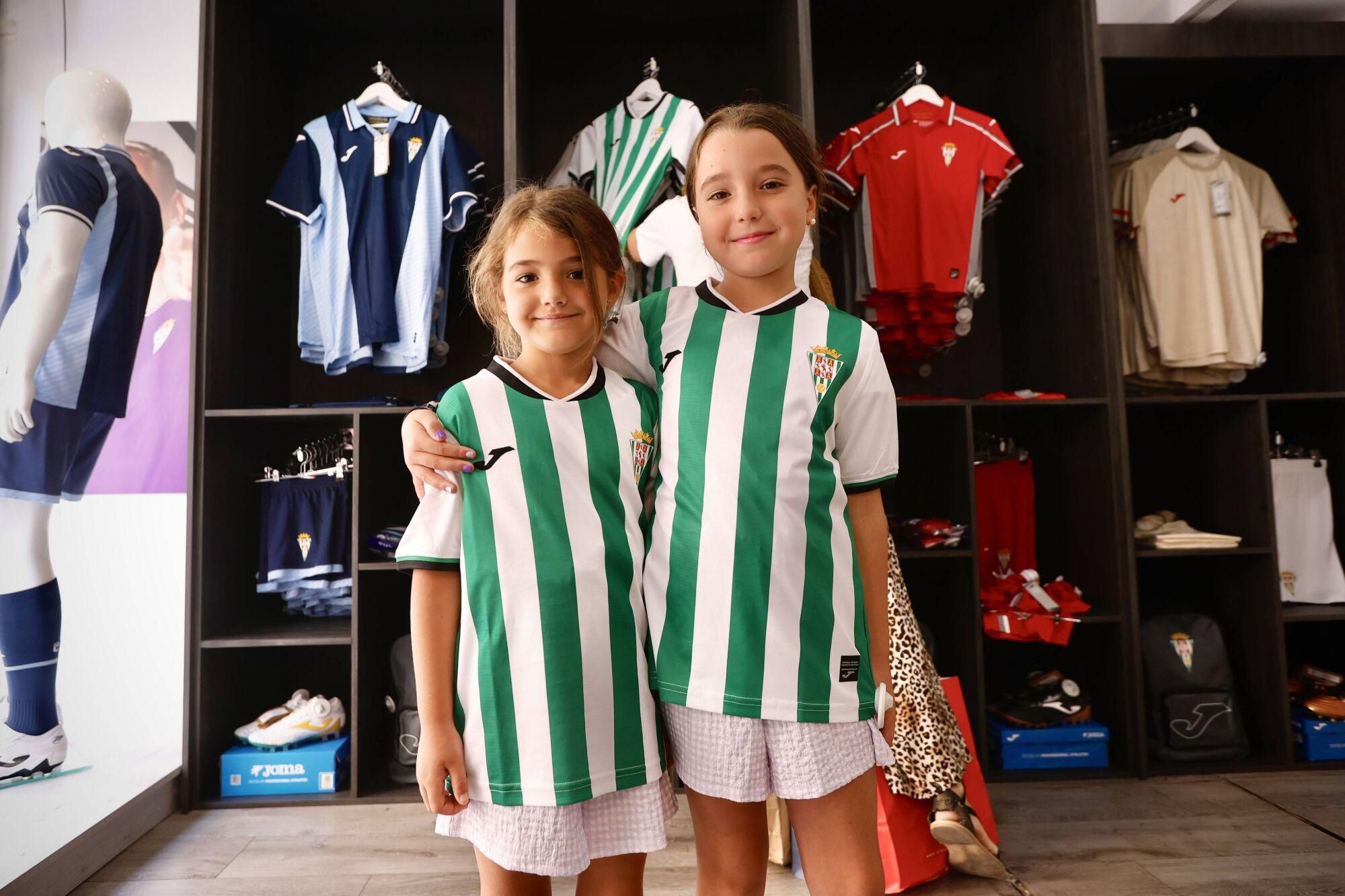 La afición del Córdoba CF, entre la nostalgia y la ambición con sus nuevas camisetas
