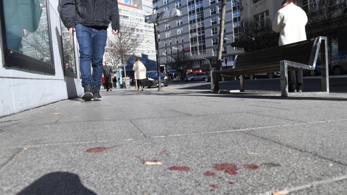 Restos de sangre del herido en la acera en la zona Juan Flórez próxima a la plaza de Pontevedra. | // C. PARDELLAS