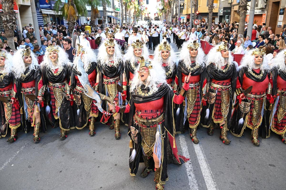 El documental ‘Entre pólvora y tradición. Moros y Cristianos en Sant Vicent del Raspeig’ recoge, a través de impactantes planos y sonidos, el origen, la historia y la evolución de esta festividad
