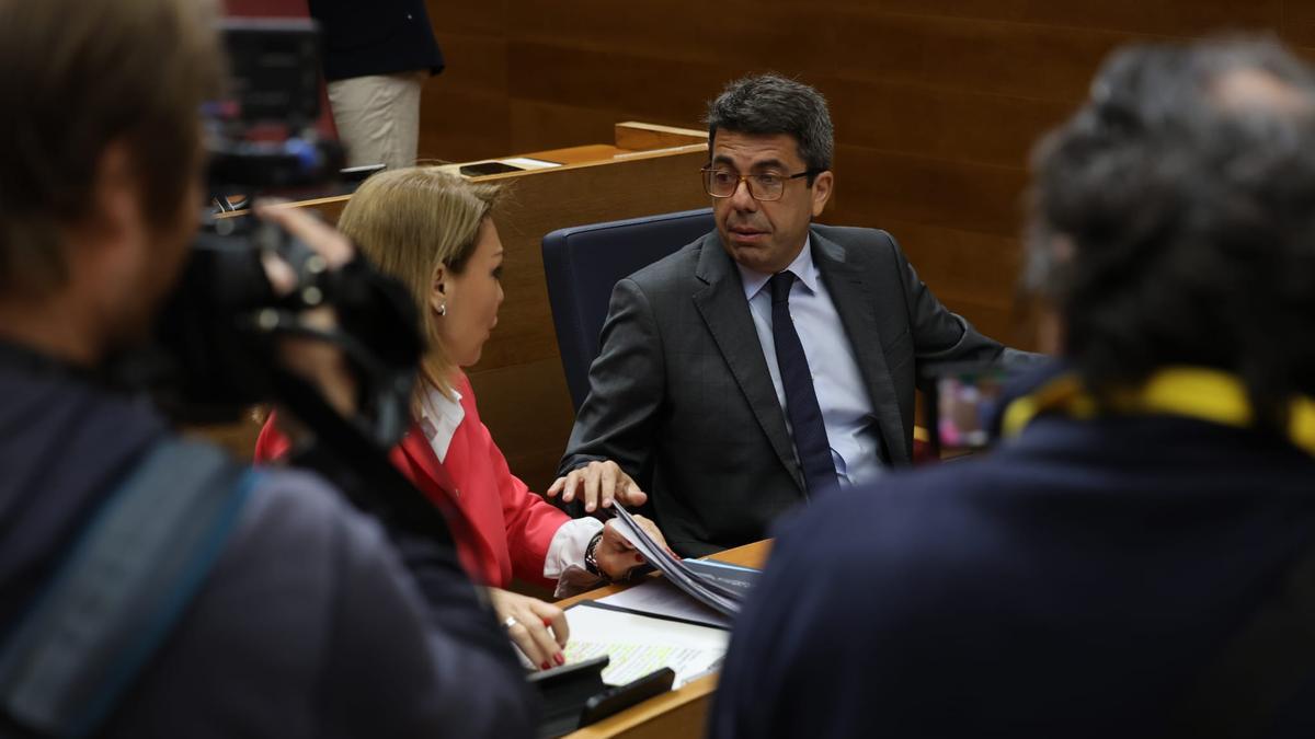 Camarero y Mazón hablan durante la sesión de control en las Corts.