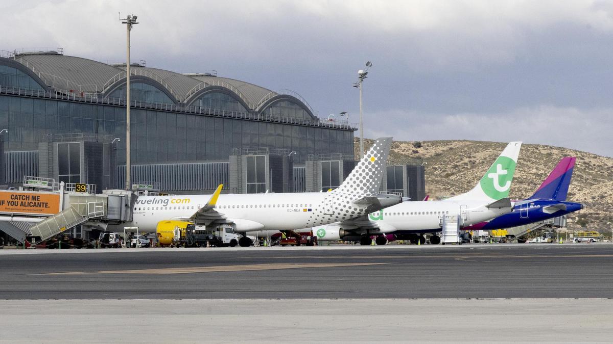 Aviones en la terminal del aeropuerto Alicante-Elche.