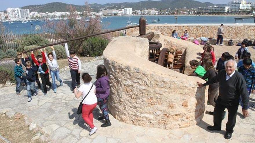 Los alumnos del colegio Santísima Trinidad hacen girar la ´sénia´ y, a la derecha de la imagen, Pep ´de sa Plana´ que ha ayudado a su restauración.