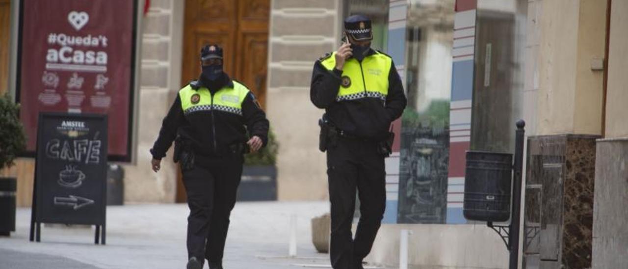 Dos agentes de la Policía Local de Ontinyent, en una imagen de archivo. | PERALES IBORRA