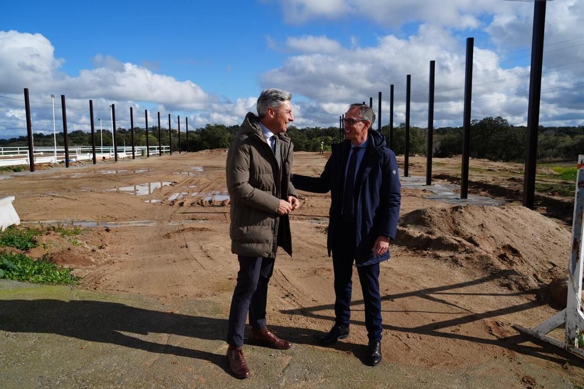 Andrés Lorite y Santiago Cabello, en las obras del Club Hípico de Pozoblanco.