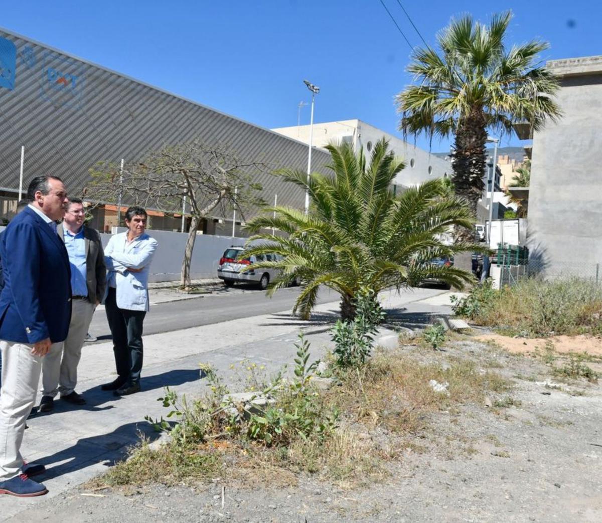 Las autoridades junto al solar cedido por el Ayuntamiento.