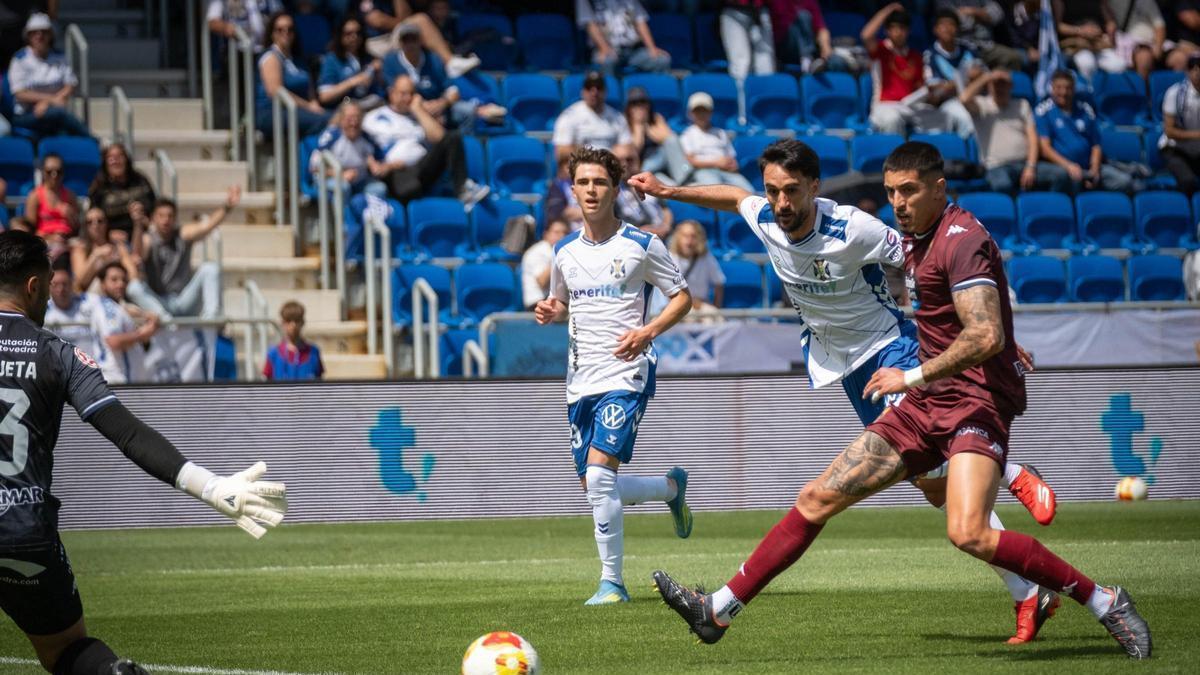 Iván Chapela anota su primer gol con la camiseta del CD Tenerife.