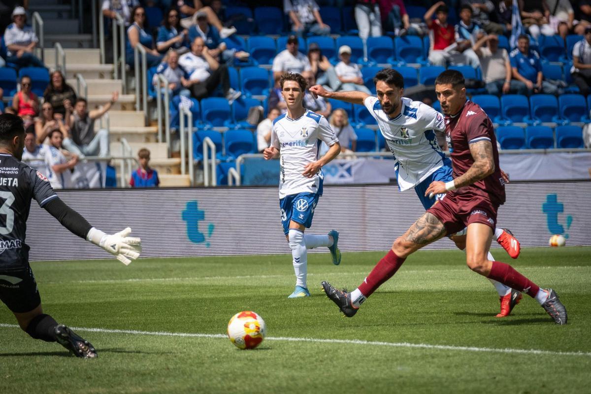 Iván Chapela anota su primer gol con la camiseta del CD Tenerife.