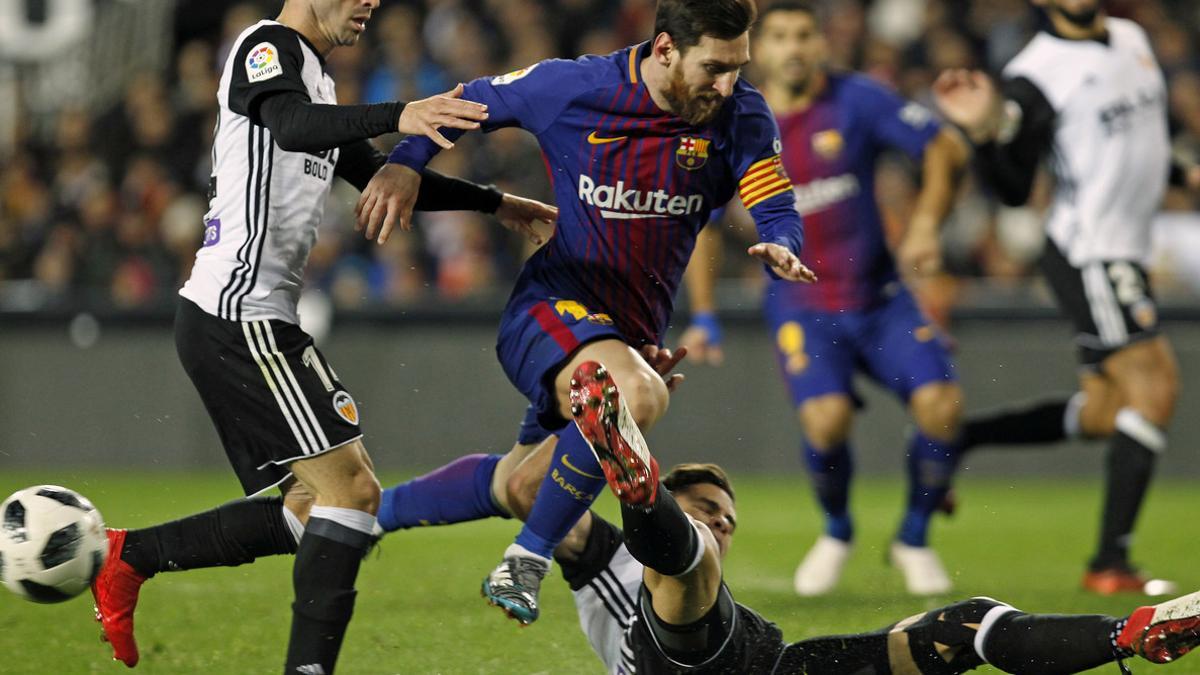Martin Montoya, Lionel Messi