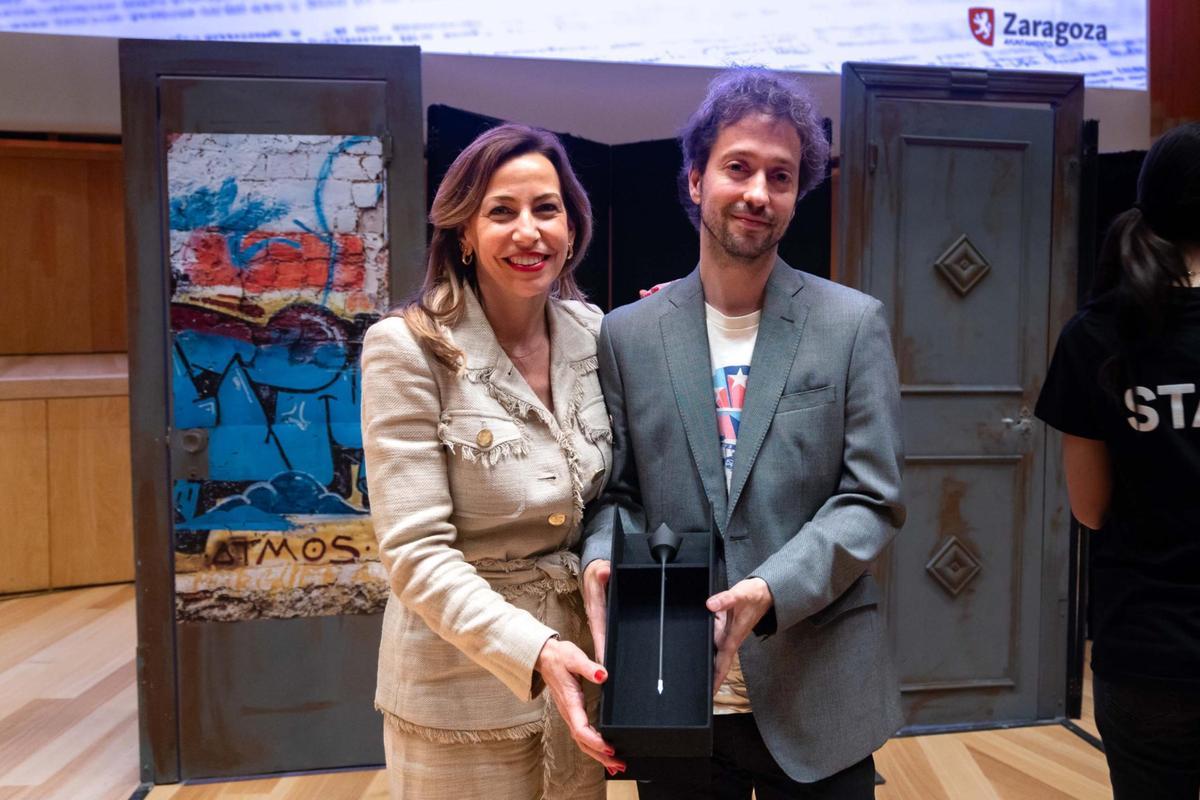Rui Díaz Correia recibe el VI Premio Criticón de Literatura Juvenil de manos de la alcaldesa de Zaragoza, Natalia Chueca.