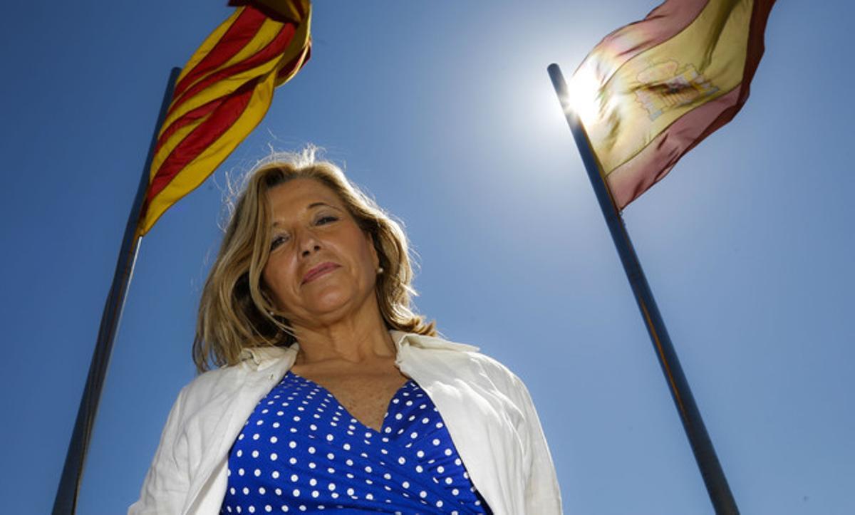 Ortega, fotografiada en la azotea de la Conselleria de Governació, donde ondean las banderas oficiales.