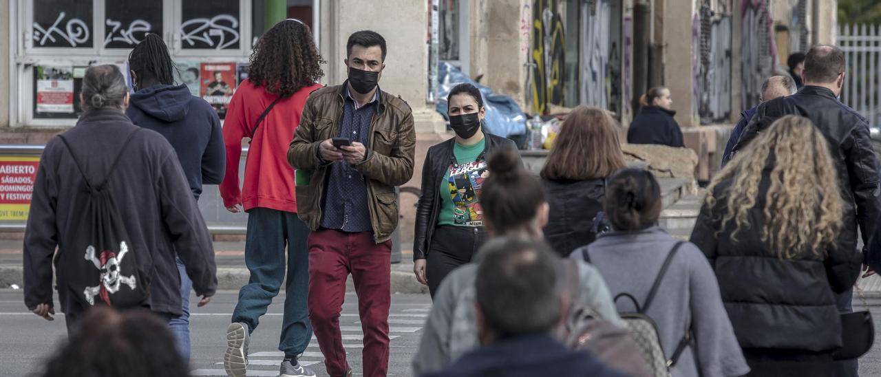 Ciudadanos con mascarilla cruzan las Avenidas de Palma.