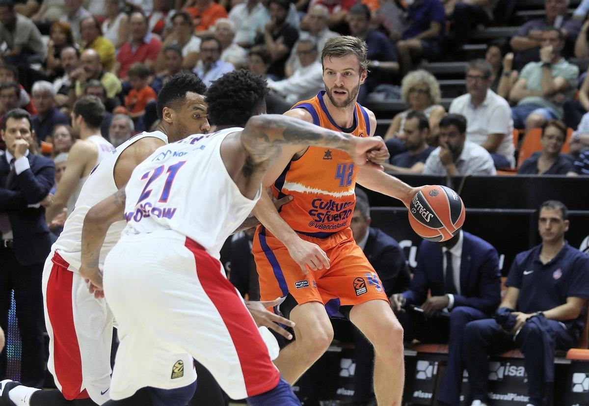 Aaron Doornekamp, frente al CSKA de Moscú con la camiseta taronja