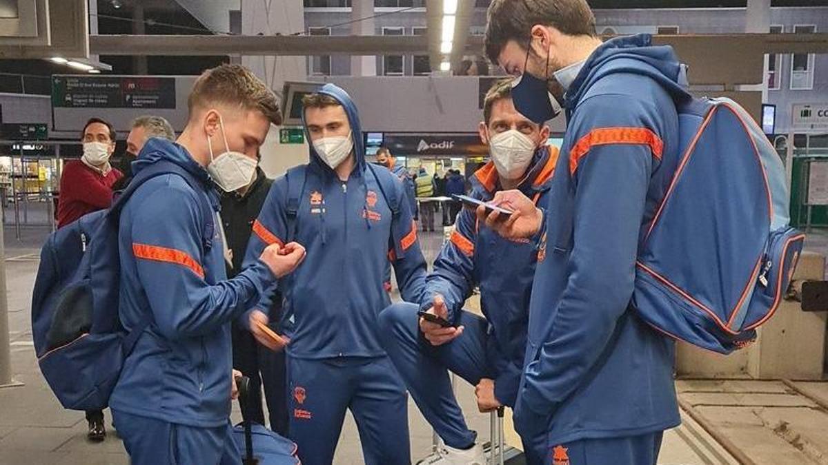 Tobey, Van Rossom, Dimitrijevic y Hermannsson, instantes antes de emprender viaje para jugar el miércoles en Patras (Grecia)