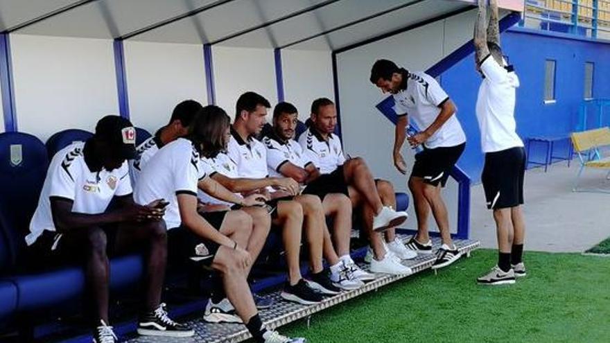 Los jugadores del Elche en el banquillo del estadio de Santo Domingo