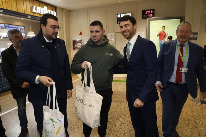 EN IMÁGENES: Así fue el recibimiento del pasajero dos millones en el aeropuerto de Asturias