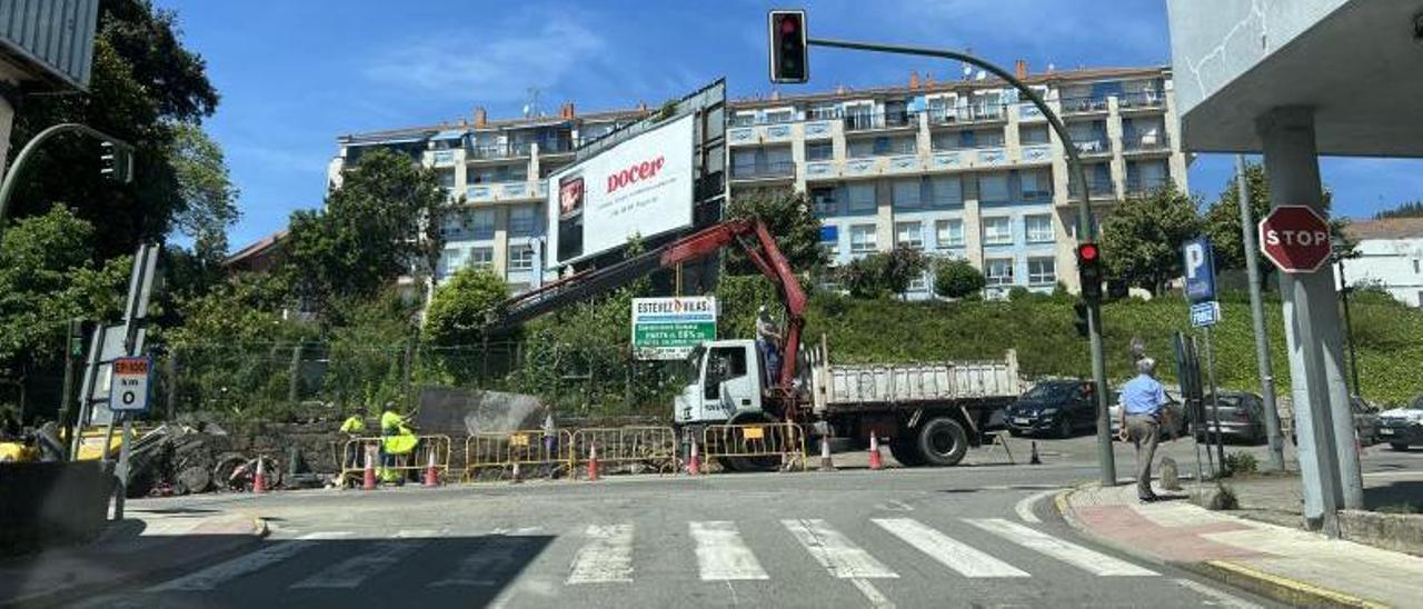 Operarios de la UTE Gestión Cangas, reparando la avería en la red de abastecimiento junto al cruce del Galas, ayer a mediodía.   | // G.NÚÑEZ