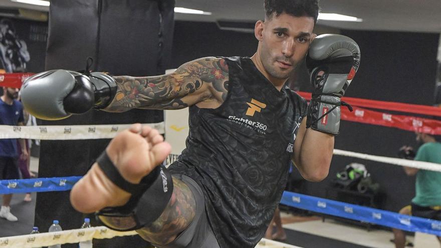 Alcorac Caballero ensaya su patada voladora durante el entrenamiento de ayer, en el gimnasio de Telde en el que se prepara. | | JUAN CARLOS CASTRO