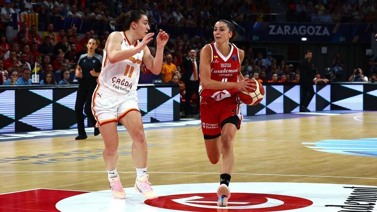 Mariona Ortiz, ante Erdogan en el duelo de semifinales de la Euroliga entre el Casademont Zaragoza y el Galatasaray.