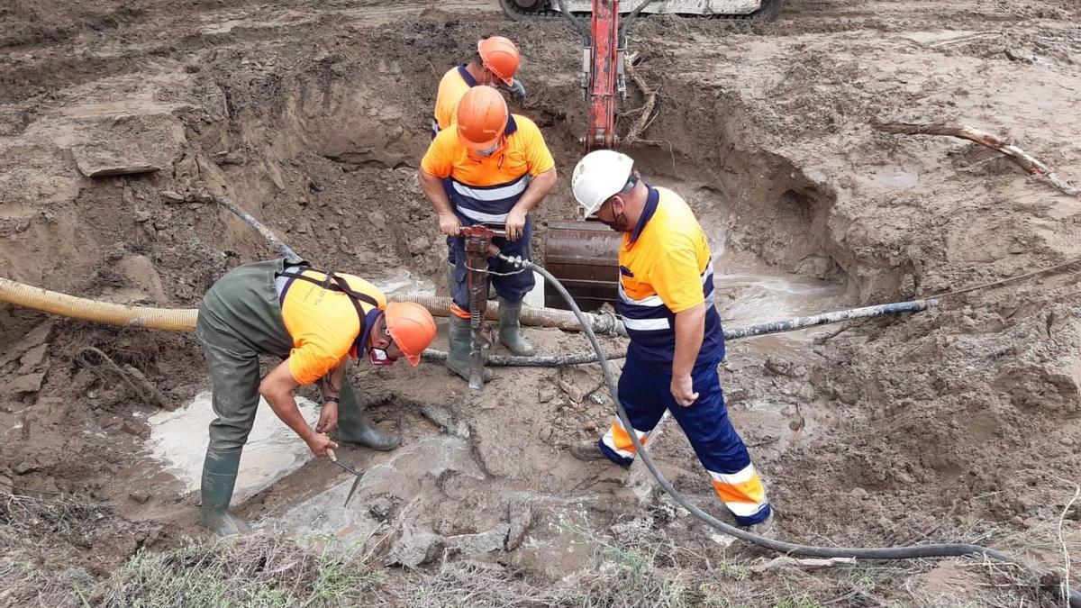 Operarios municipales trabajando en la rotura. 