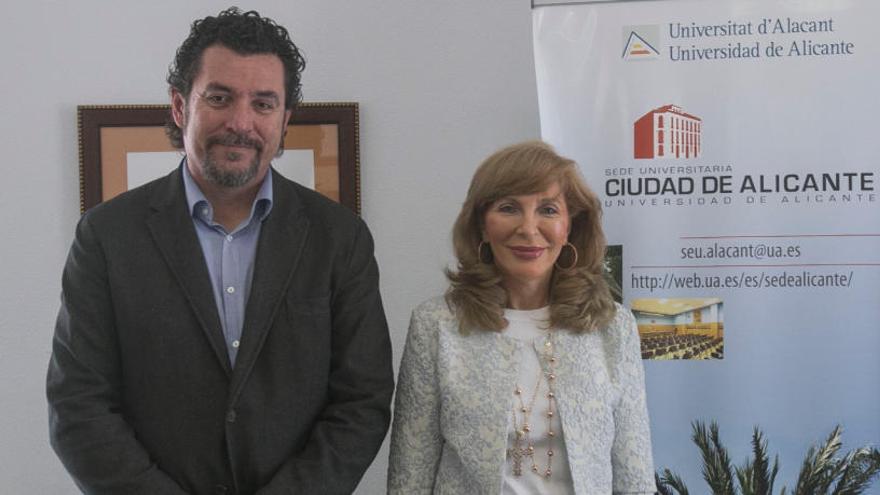 María Teresa Arredondo y el profesor de Ciencia de la Computación e Inteligencia Artificial de la UA Miguel Ángel Cazorla, este martes en la Sede Universitaria Ciudad de Alicante.