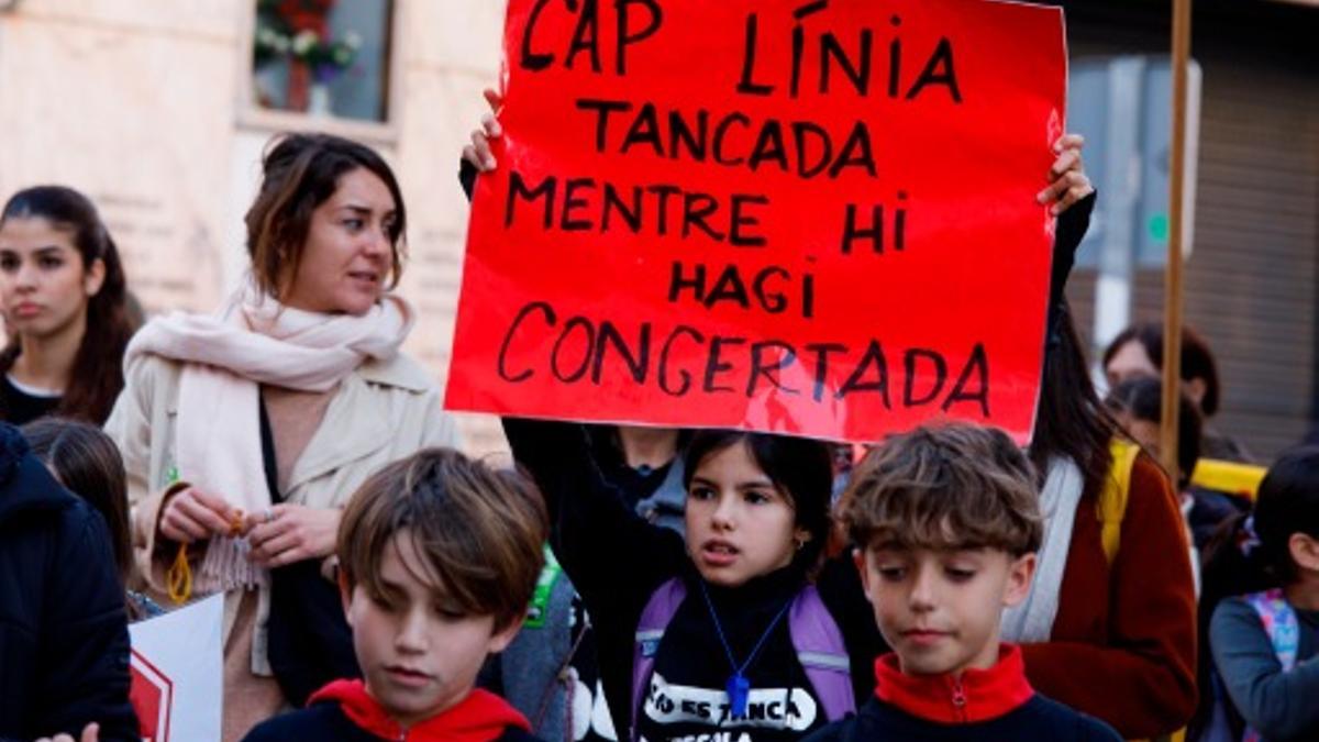 Protesta en Mataró contra el cierre de grupos en la pública, este miércoles.