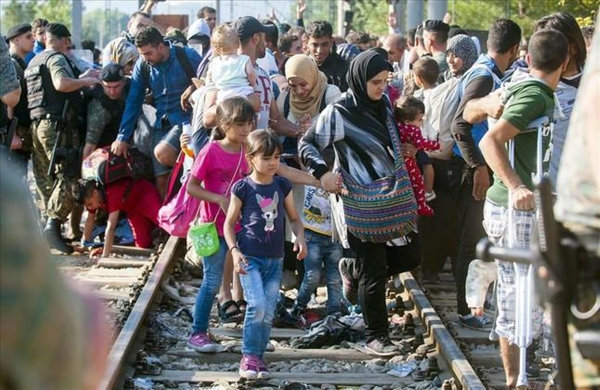 La policia macedònia permet a un grup d’immigrants travessar el seu territori a la frontera entre Grècia i Macedònia a prop de la ciutat de Gevgelija.