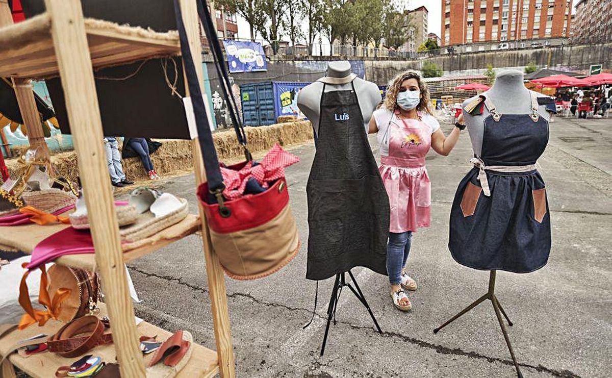 Eli Pedraza, en su puesto en el mercado del festival. | Irma Collín