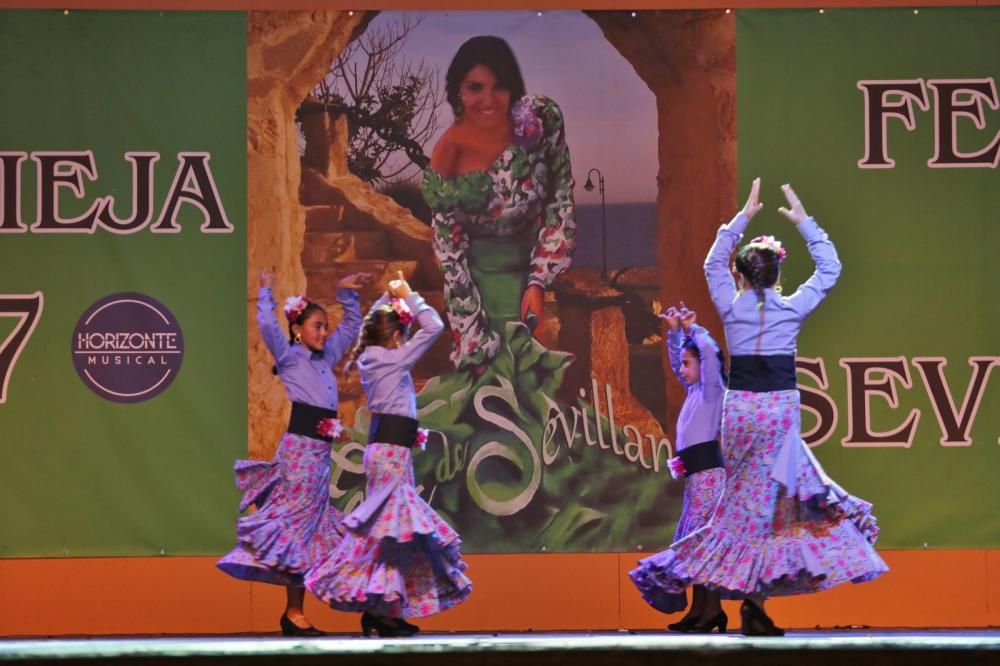La Feria de Sevillanas 2017 comenzó anoche con una gran afluencia de público, actuaciones flamencas y de sevillanas, gastronomía y casetas, en el recinto portuario de Torrevieja