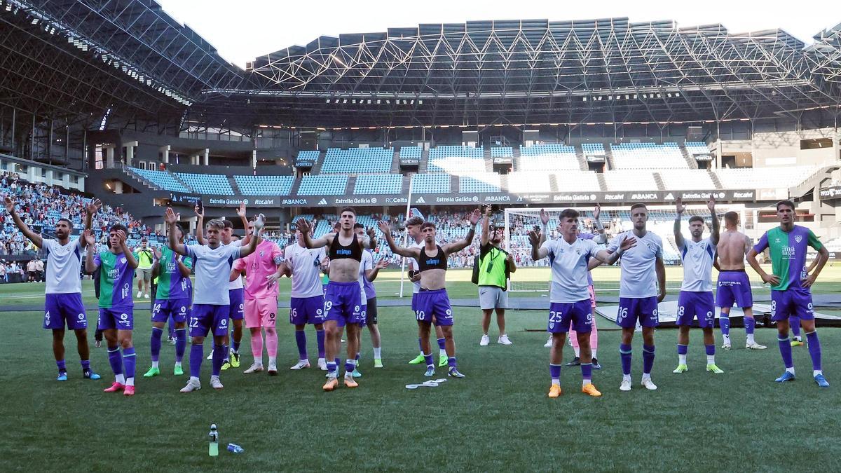 Los jugadores agradecen el apoyo a los aficionados desplazados a Balaídos.