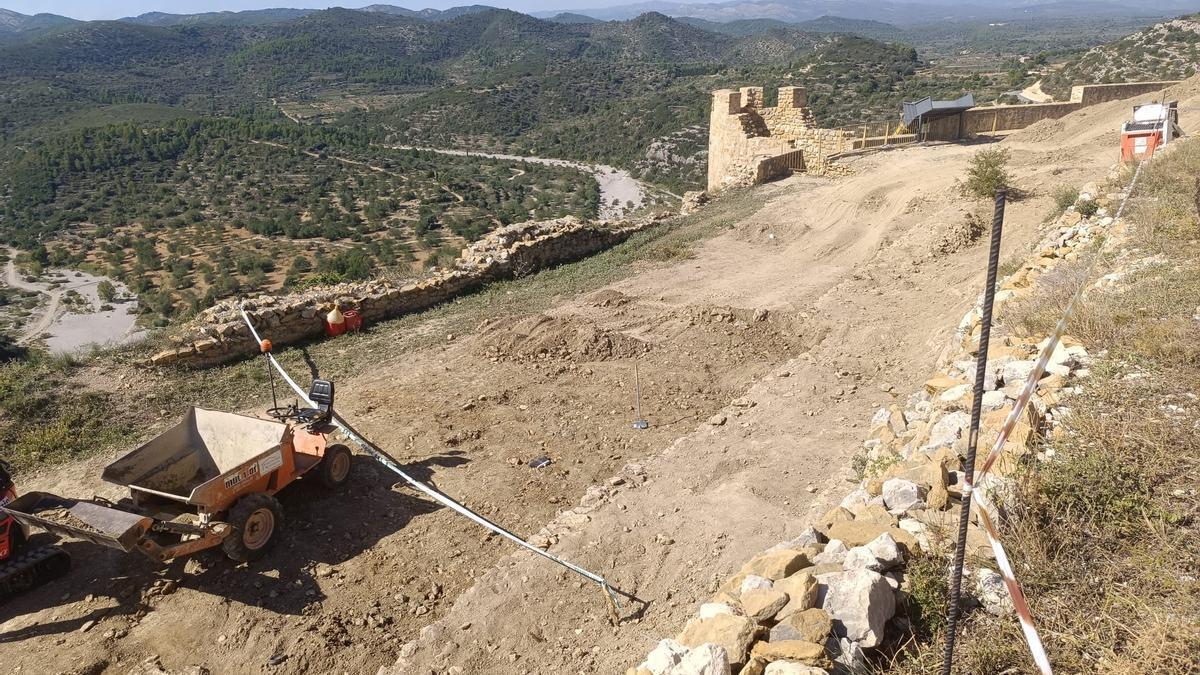 Imágenes de la zona del castillo en la que se encontró el proyectil de la guerra civil.