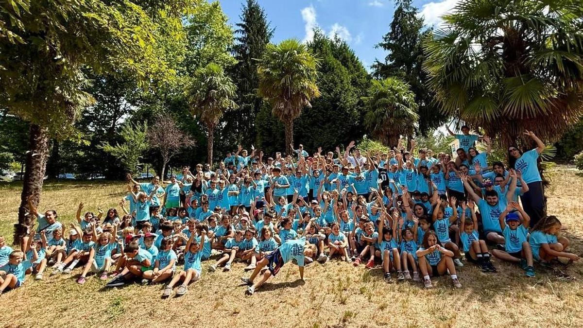Foto de grupo de los participantes del segundo turno de julio del Campus Deportivo de Verano.