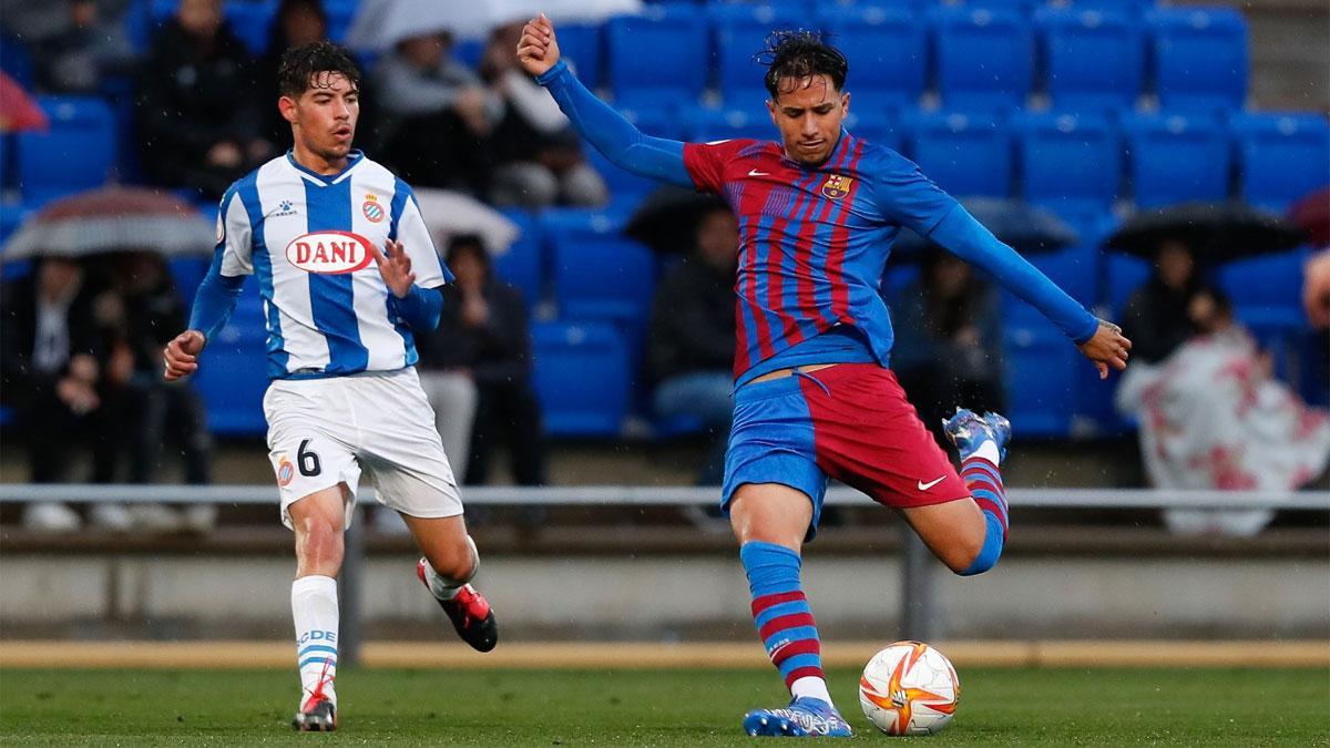 Diego Almeida lucha por un balón con el autor del gol blanquiazul, Aleix Grabulosa