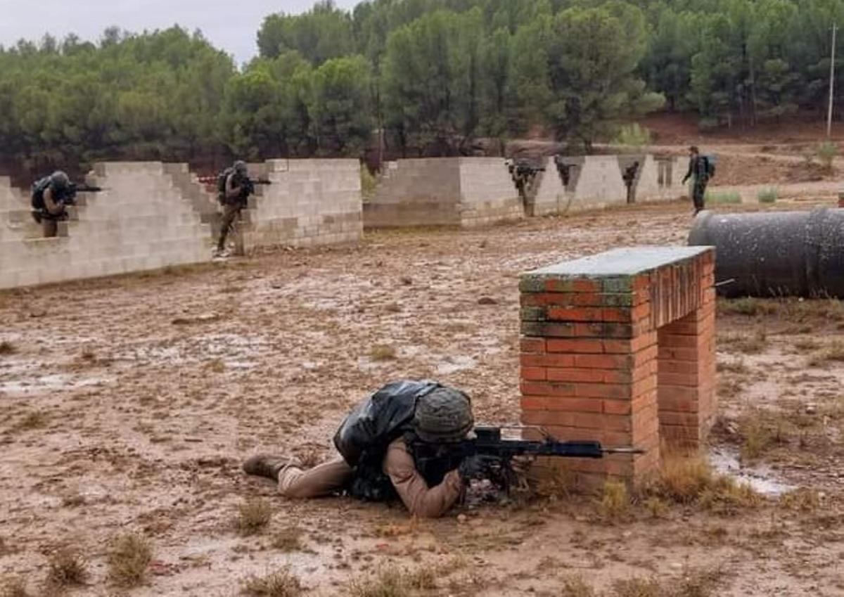 Les primeres maniobres militars de la princesa Elionor: fusell en mà i plena de fang