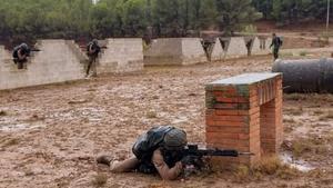 Les primeres maniobres militars de la princesa Elionor: fusell en mà i plena de fang