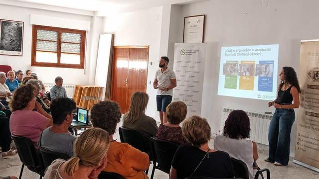 Vecinos escuchan con atención los consejos de los profesionales. | CEDIDA