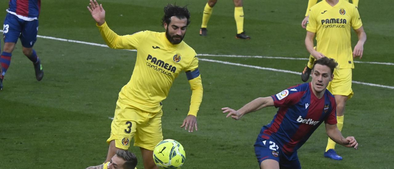 Raúl Albiol disputa un balón a Dani Gómez en el último partido entre Villarreal y Levante.