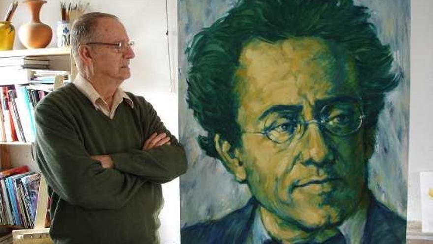 En su estudio, junto al retrato de su admirado Gustav Mahler.