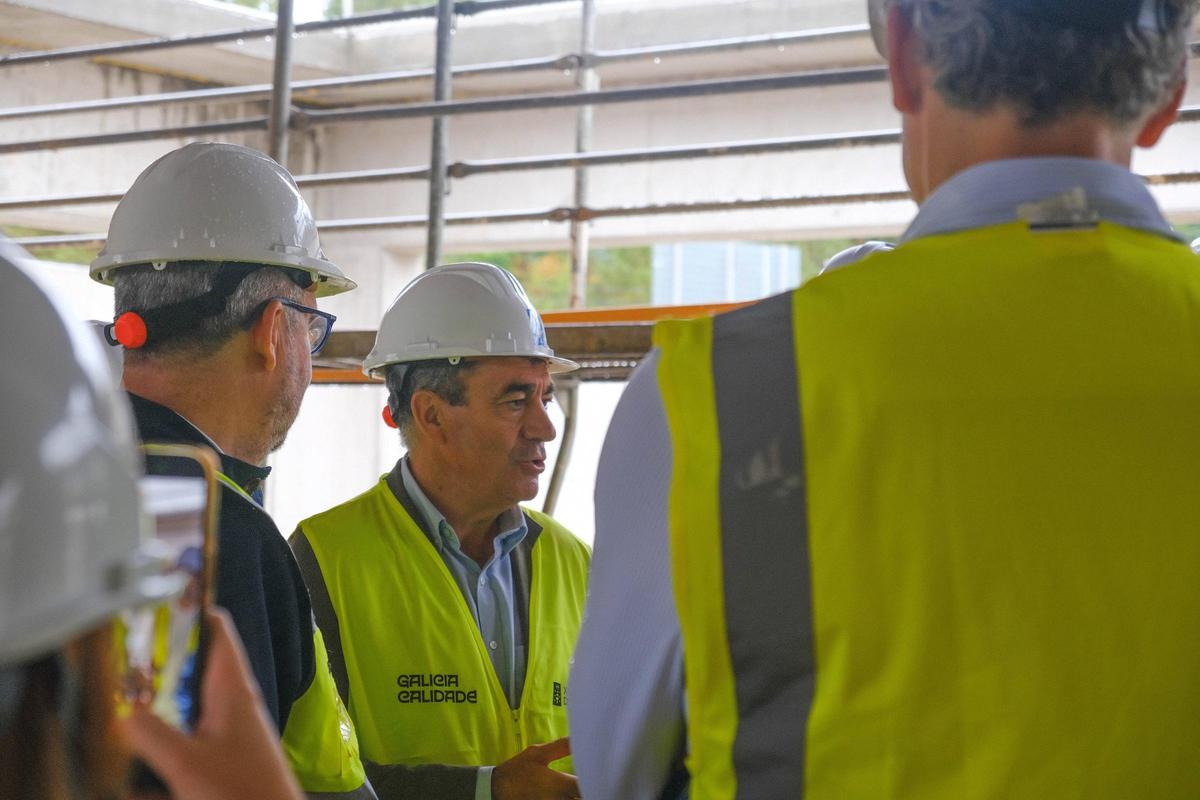 El conselleiro de Educación, Román Rodríguez, visita las obras del nuevo CEIP de O Milladoiro