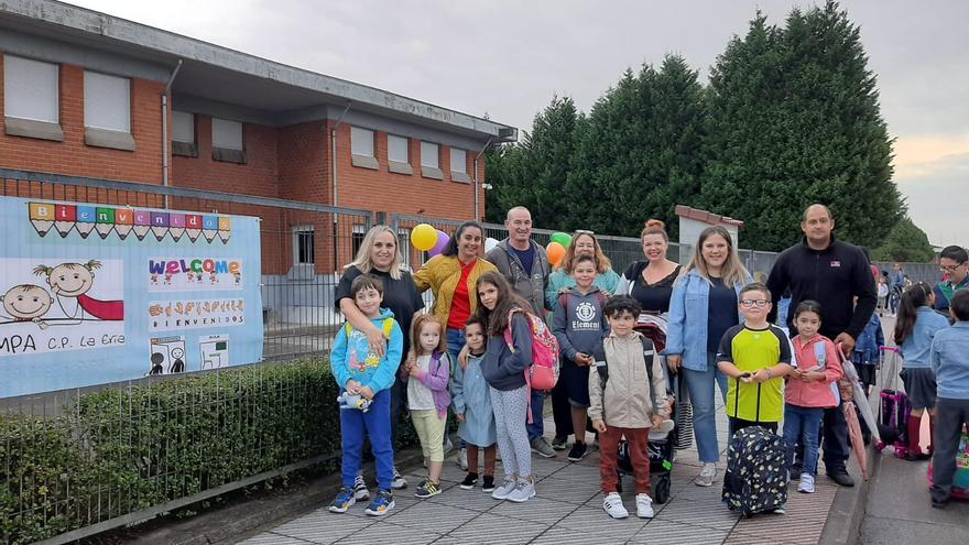 Lugones celebra la vuelta al cole más inclusiva: un cartel recibe a los pequeños en braille, con pictogramas y en inglés