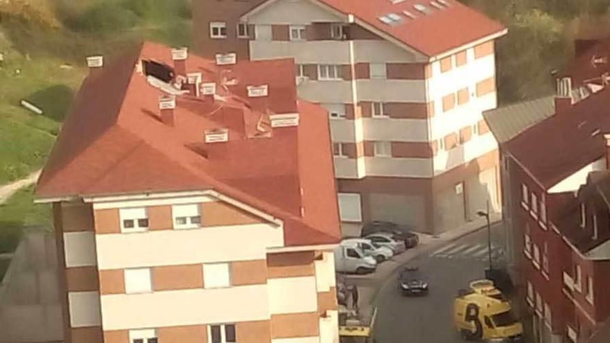 Se hunde una parte del techo de un edificio en Tineo