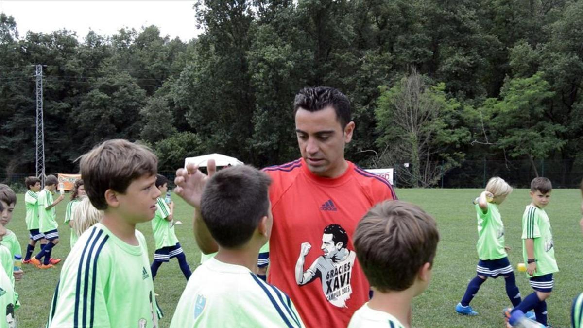 Xavi Hernández volverá a compartir su experiencia con los chavales en su campus