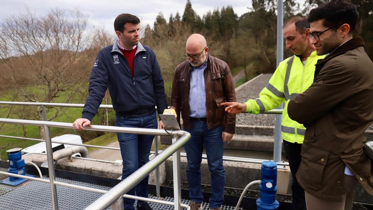 O alcalde, Gonzalo Louzao, esquerda, na Estación de Tratamento de Auga Potable.