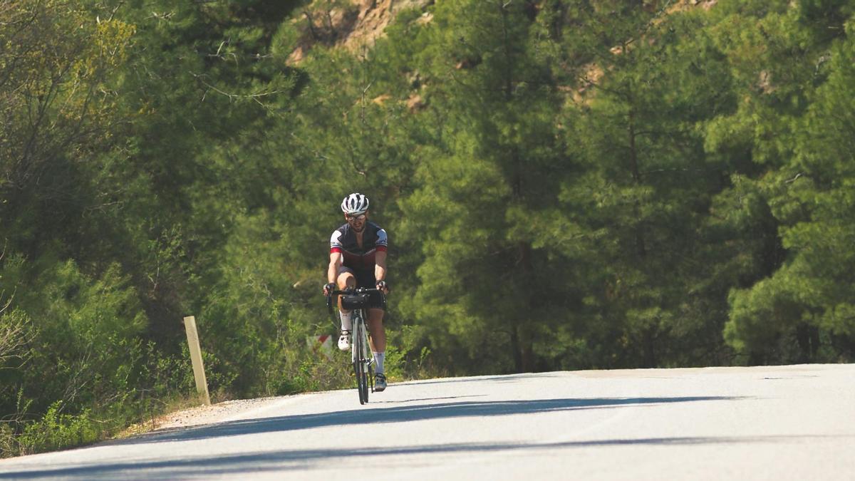 Un ciclista subiendo una pequeña cuesta.