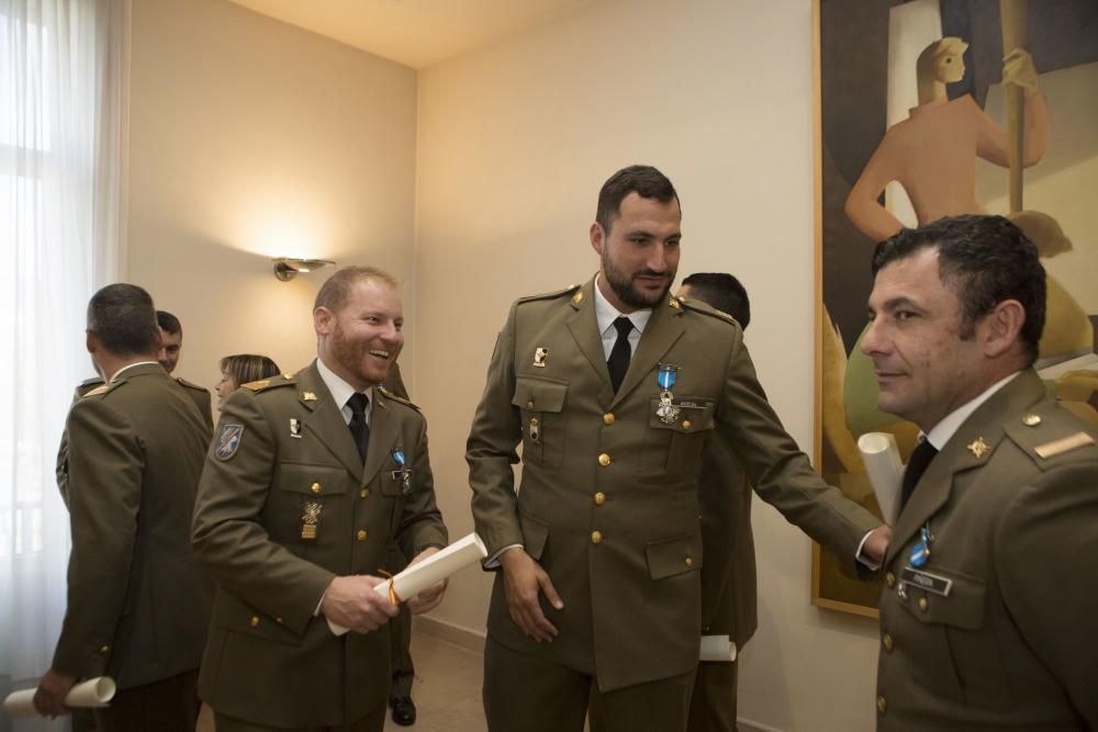 Entrega de distinciones de la orden del mérito civil a 16 integrantes del regimiento de infantería Príncipe