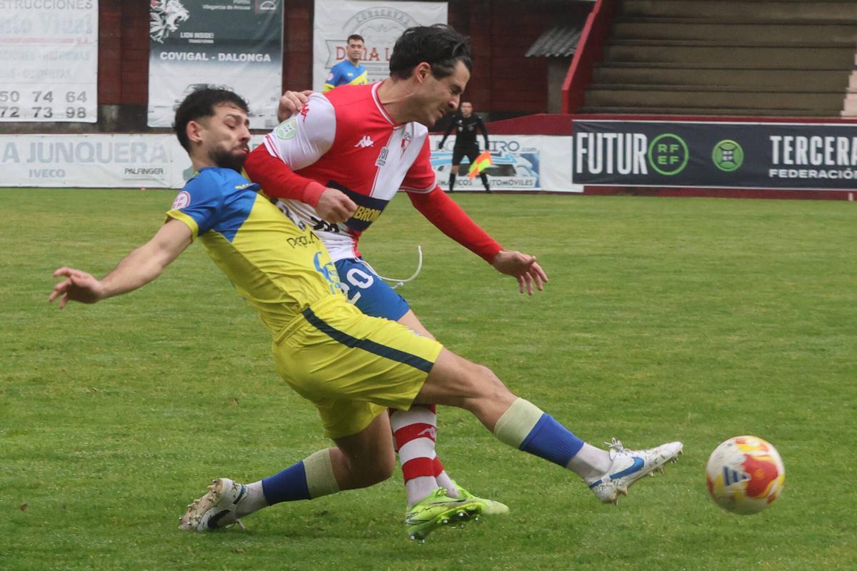 Las imágenes del derbi de O Salnés entre Arosa y Cambados en A Lomba