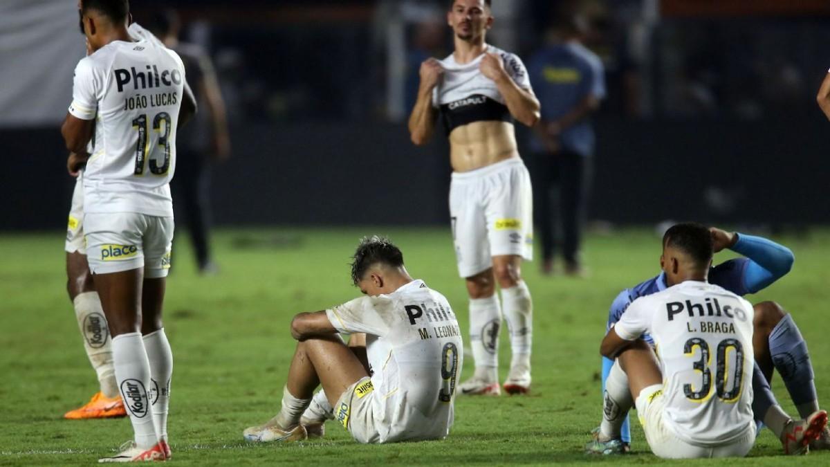 Imágenes de los futbolistas del Santos tras descender por primera vez en su historia