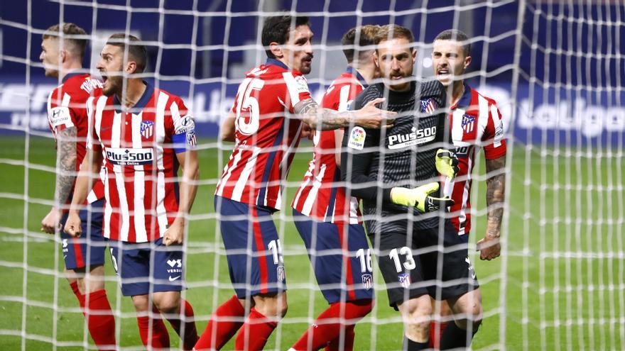 Los jugadores del Atlético de Madrid felicitan a Oblak tras el penalti parado por el guardameta