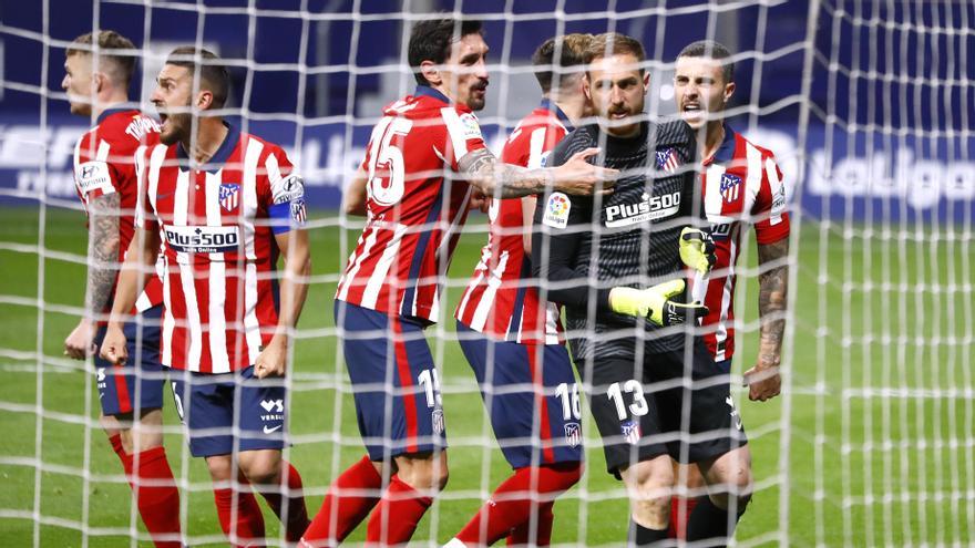 Los jugadores del Atlético de Madrid felicitan a Oblak tras el penalti parado por el guardameta