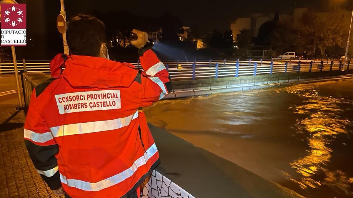 Un bombero controla el posible desbordamiento del río en Burriana.