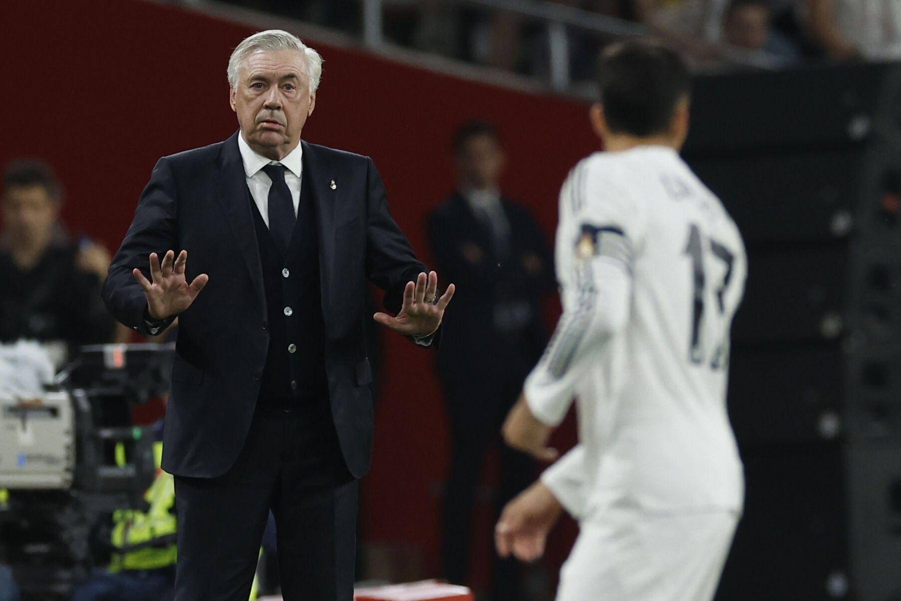 SEVILLA, 26/04/2025.- El entrenador del Real Madrid Carlo Ancelotti durante la final de la Copa del Rey que disputan Real Madrid y FC Barcelona hoy sábado en el estadio de La Cartuja, en Sevilla. EFE/Julio Muñoz